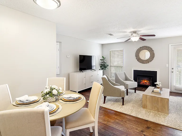 Lakeshore Pointe Apartment Homes — Photo 8