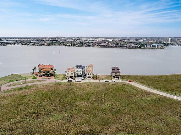 3rd image of 2469 Beacon Cir