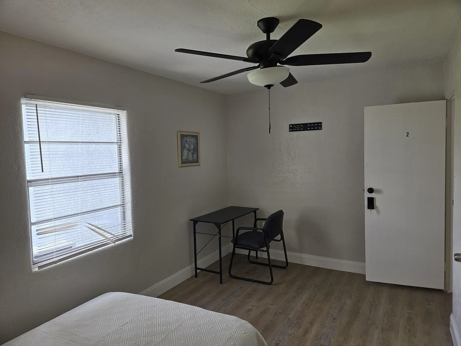 4 bed, 2.0 bath, 1200 sqft, $888 — Photo 2