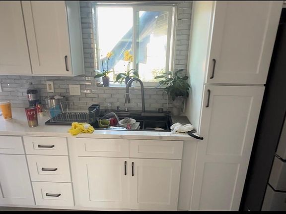 4th image of 913 W Pine Ave