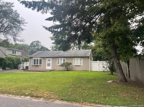 16 Lincoln Drive, Oakdale, NY 11769