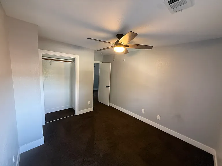 907 Elm St — Photo 29
