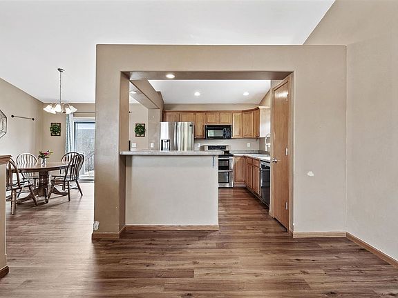 5th image of 70 Colton Dr S