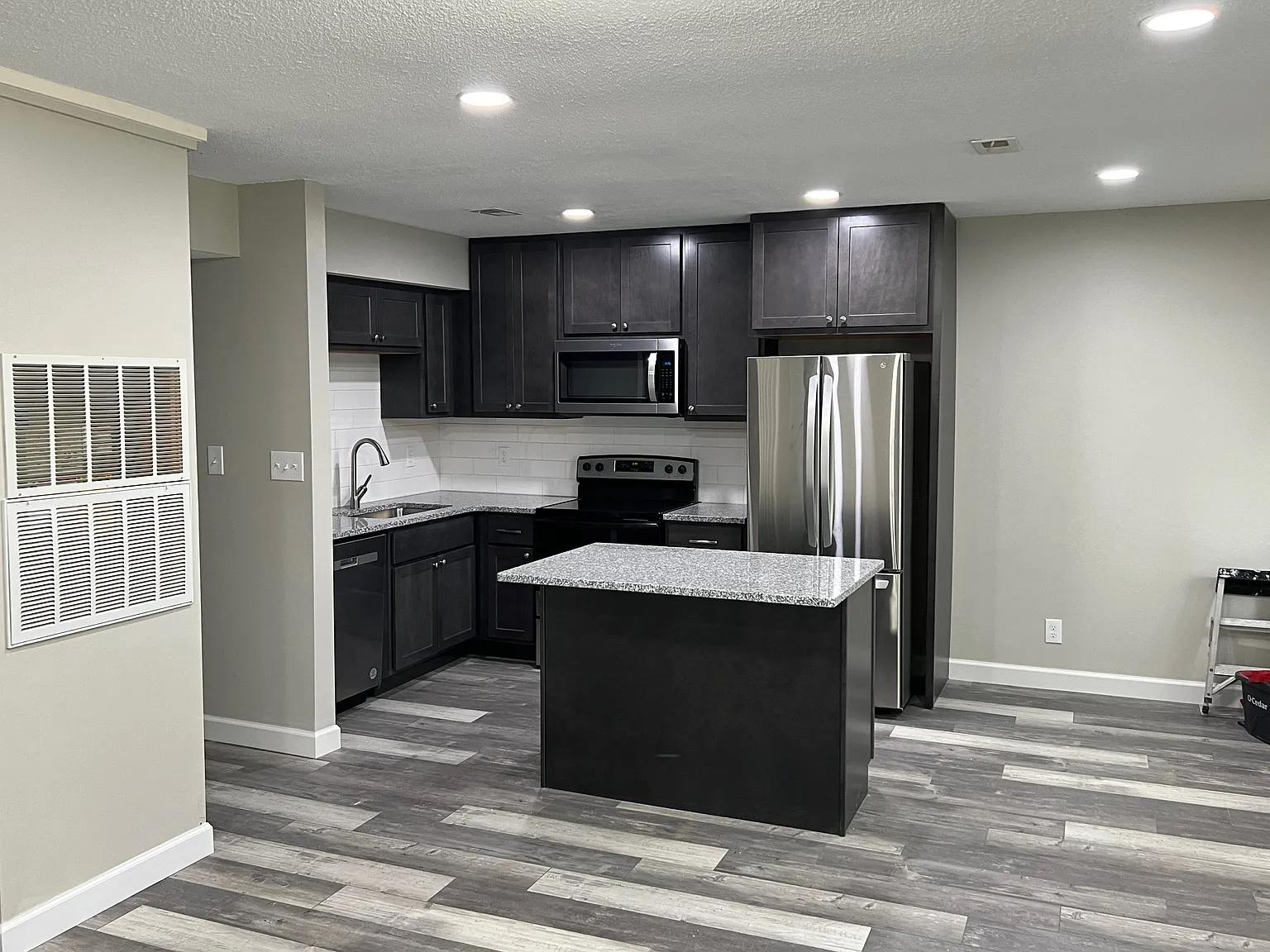 1 bed, 744 sqft, $1,150 — Photo 3