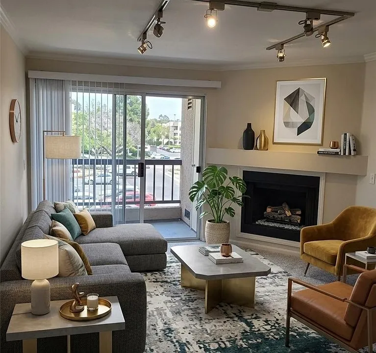 5545 Canoga Ave #213