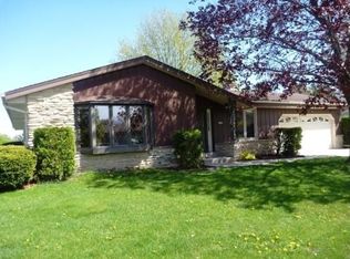 6102 Twin Oak Dr, Greendale, WI 53129