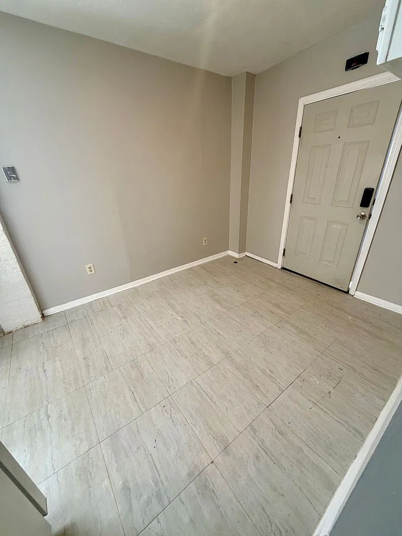 321 North Broadway Street (Z4) — Photo 3