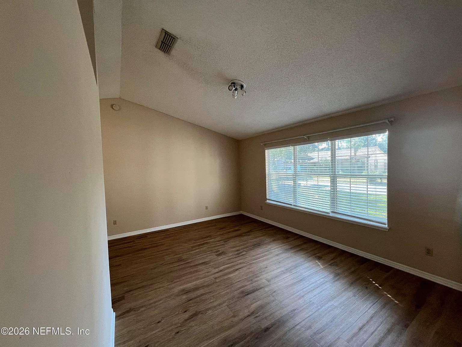 3 bed, 2.0 bath, 1475 sqft, $2,100 — Photo 4