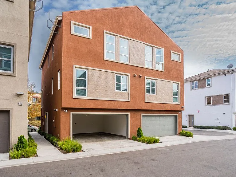 2700 E Chaucer St #14 — Photo 1