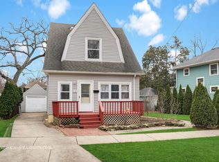 39 N Commonwealth Ave, Elgin, IL 60123