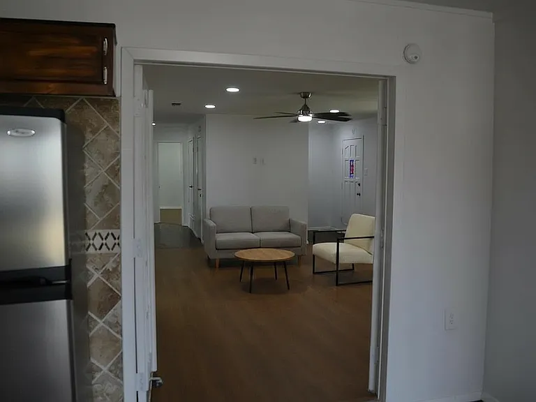 306 E Cook St — Photo 1