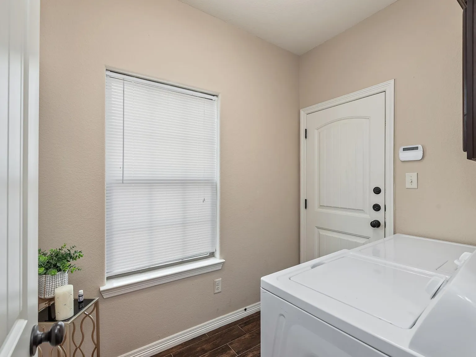 5 bed, 2028 sqft, $4,375 — Photo 2