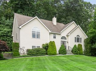 25 Sugarbush Ct, Mahopac, NY 10541