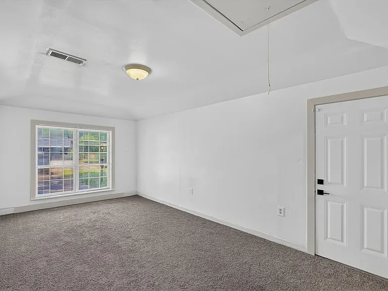 2539 Highwood Dr — Photo 12