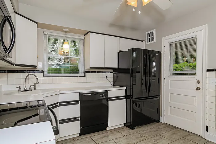 3 bed, 2.5 bath, 1544 sqft, $1,895 — Photo 3
