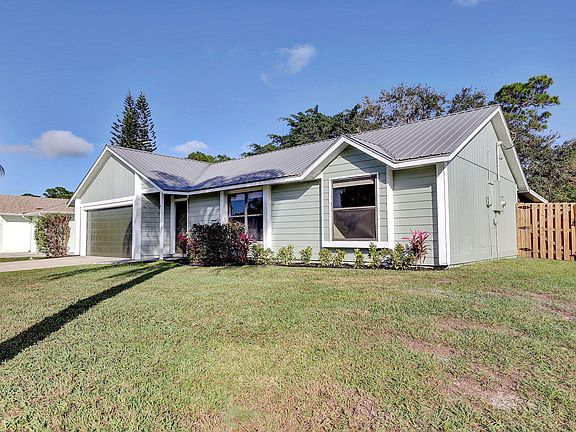 3rd image of 154 SE Crosspoint Dr