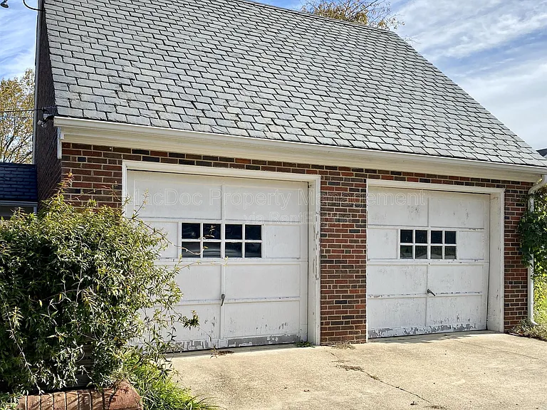 916 Sylvania Ave — Photo 5