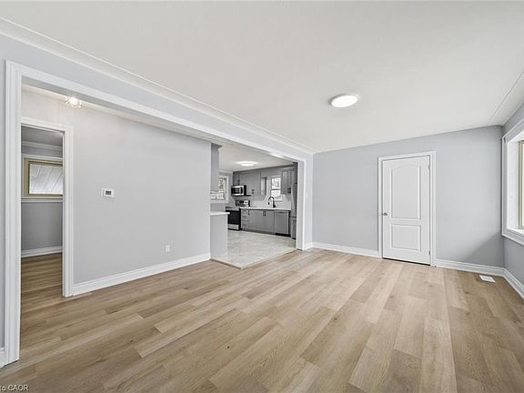 4th image of 40 Donald St