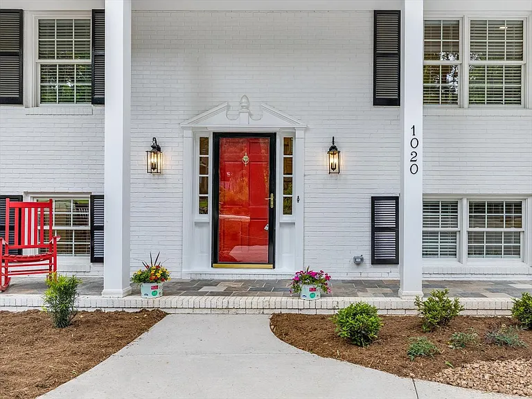 1020 Tanglewood Dr — Photo 2