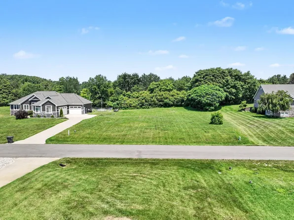 5656 Meadow Ln, Coloma, MI 49038