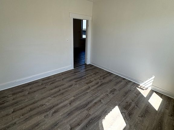 4th image of 178 Howe Ave