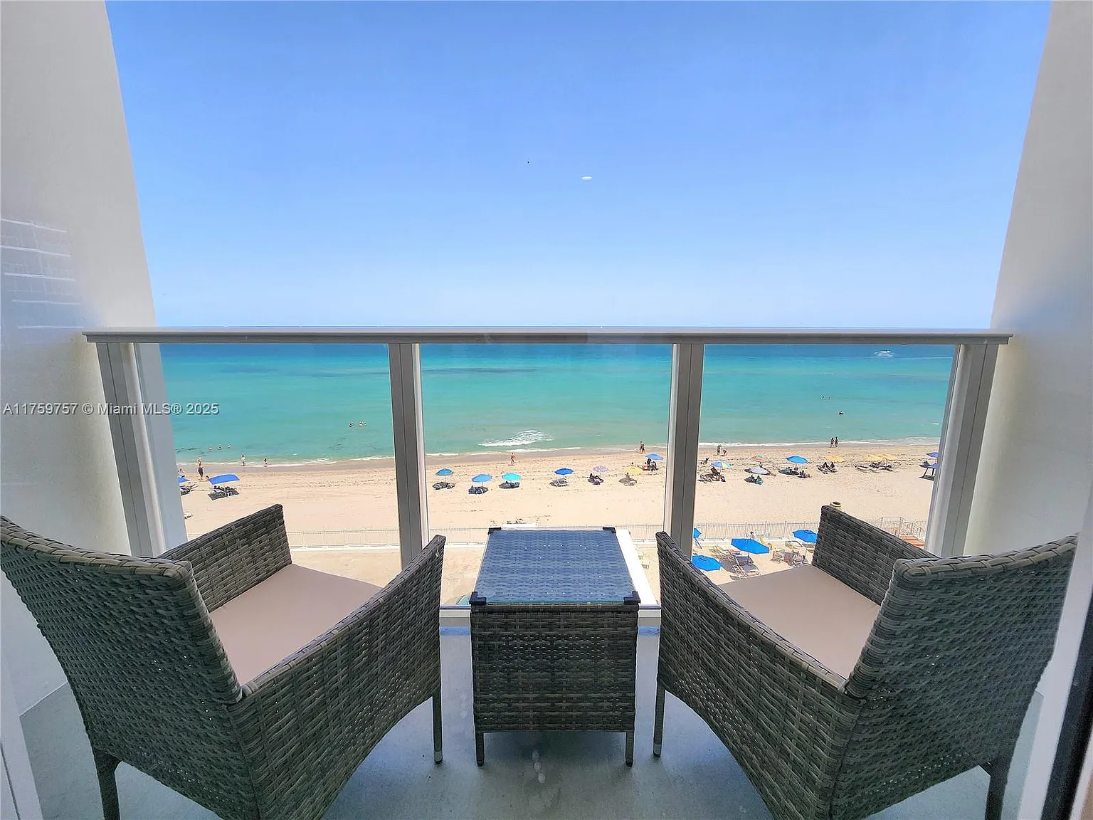 Alexander Towers Condo — Photo 3