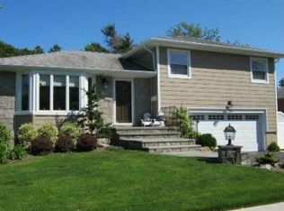 10 Radnor Rd, Plainview, NY 11803