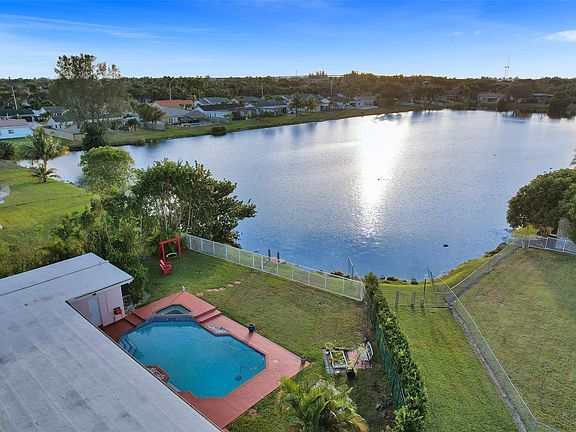 5th image of 915 NW 133rd Avenue