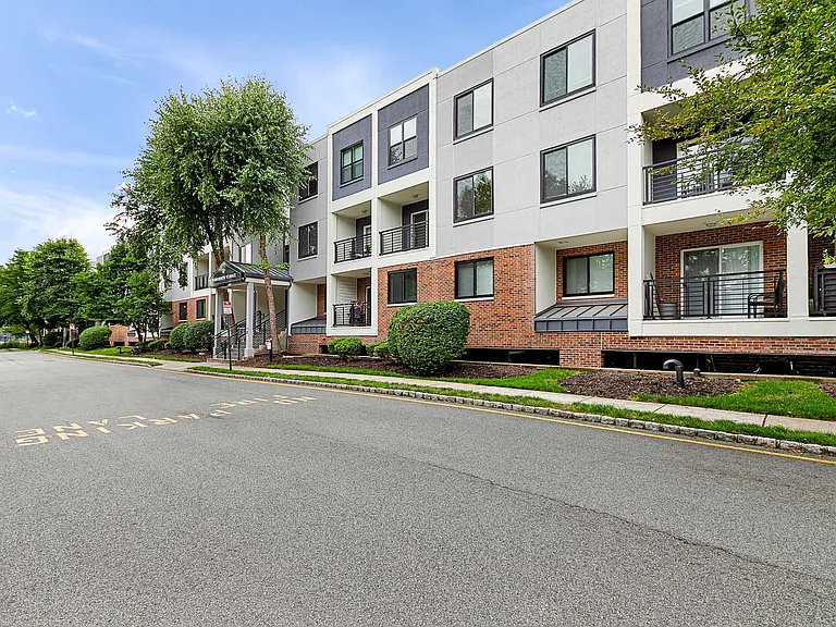 River Club Apartments — Photo 25