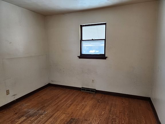 3rd image of 431 Greenbay Ave