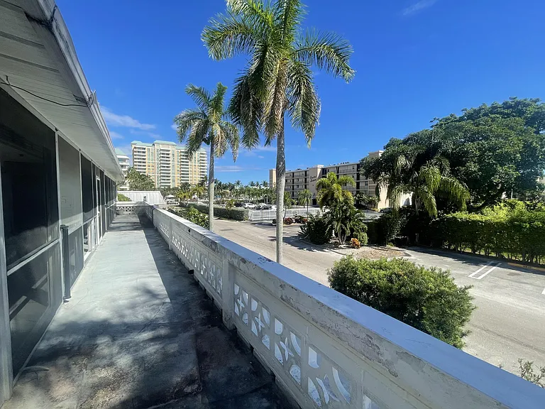 209 SE 6th St #11 — Photo 16
