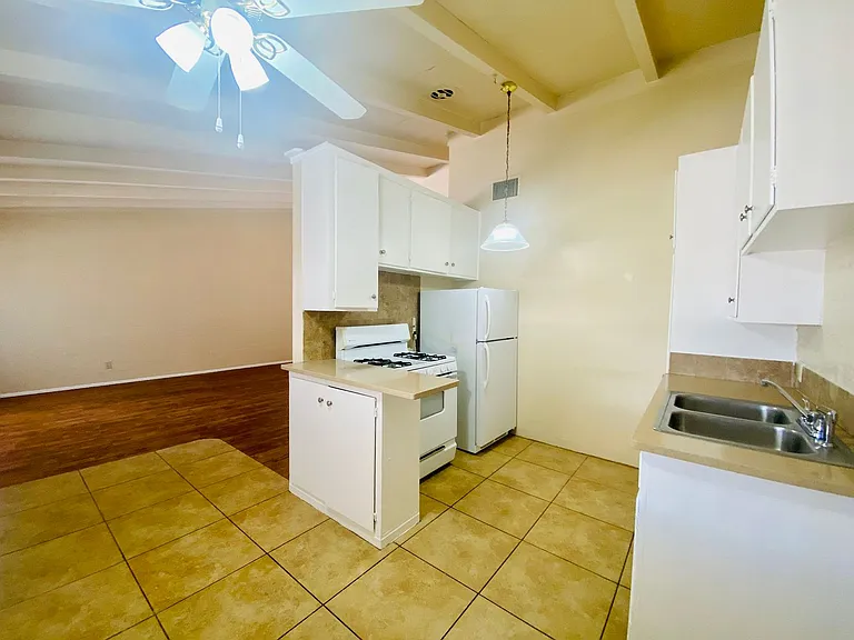 Swan Court Apartments - 1 and 2 Bedroom Homes! — Photo 16