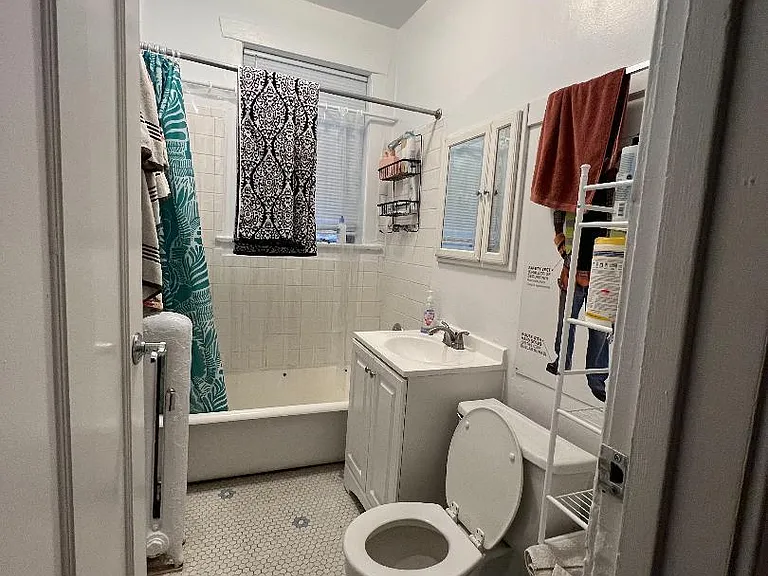 1928 W Montrose Ave #2 — Photo 7