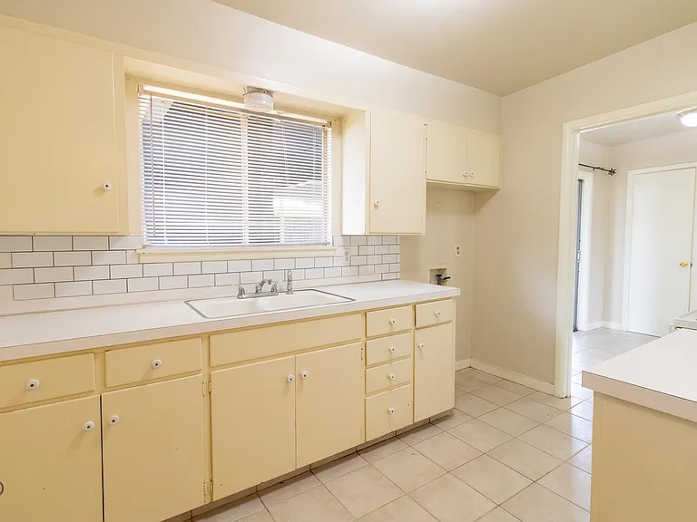 609 W Texas Ave — Photo 11