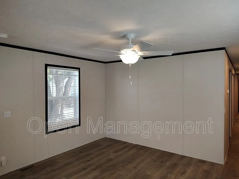 136 Erin Ln — Photo 3