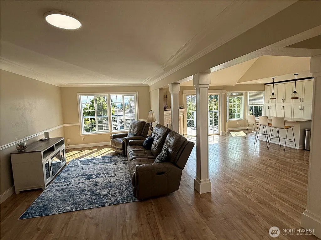 3 bed, 2.5 bath, 2175 sqft, $3,000 — Photo 3