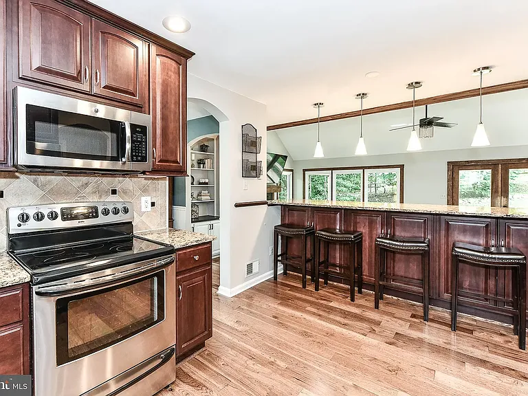 7910 Oak Hollow Ln — Photo 11