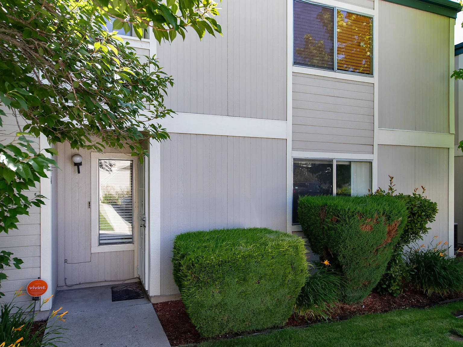 2 bed, 918 sqft, $2,200 — Photo 1
