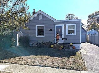 207 E Santa Barbara Rd, Lindenhurst, NY 11757