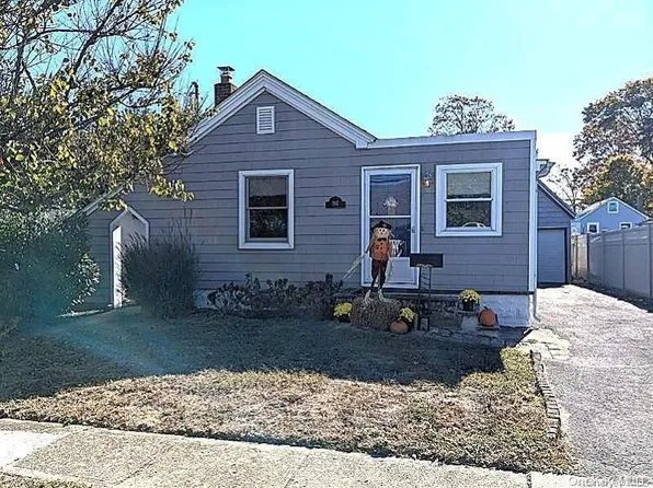 207 E Santa Barbara Road, Lindenhurst, NY 11757