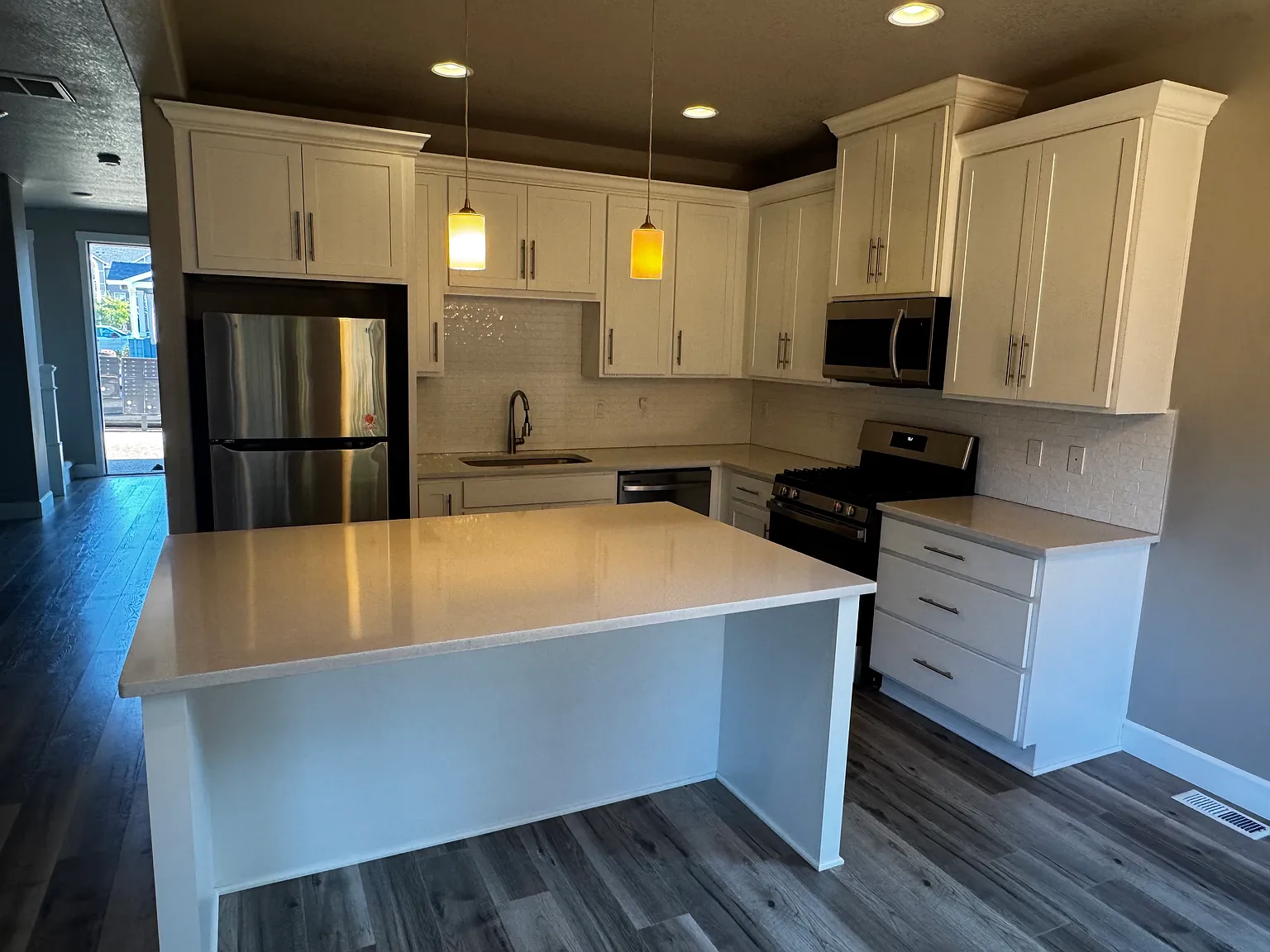 4 bed, 1960 sqft, $2,900 — Photo 2