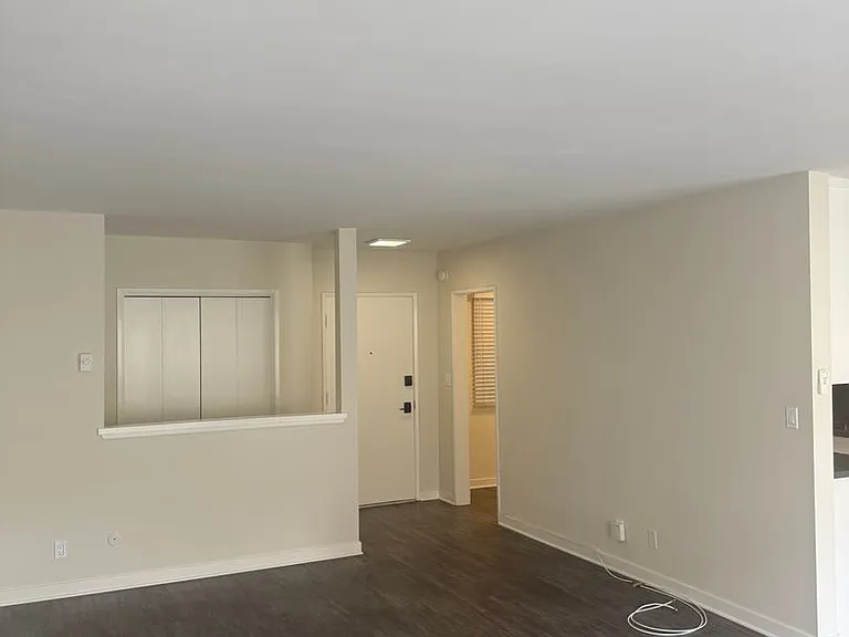 Windsor Place Apartments — Photo 13