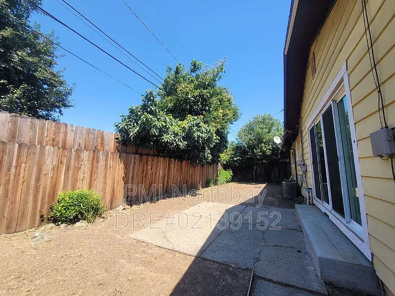 1019 Wallace St — Photo 17