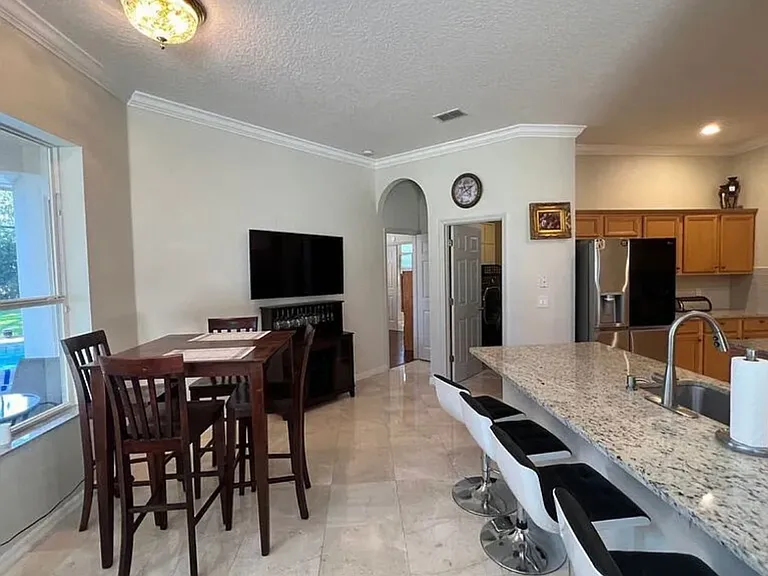 breakfast area and kitchen bar