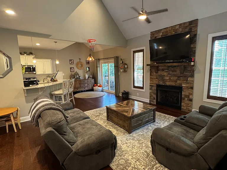 1245 Helmsdale Dr — Photo 5