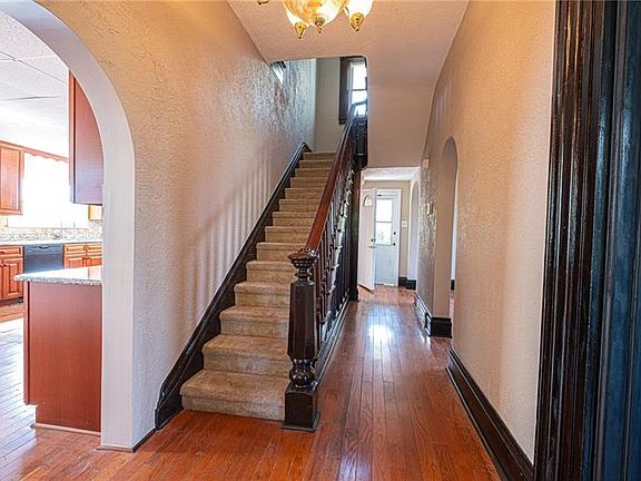 5th image of 710 Thorn St