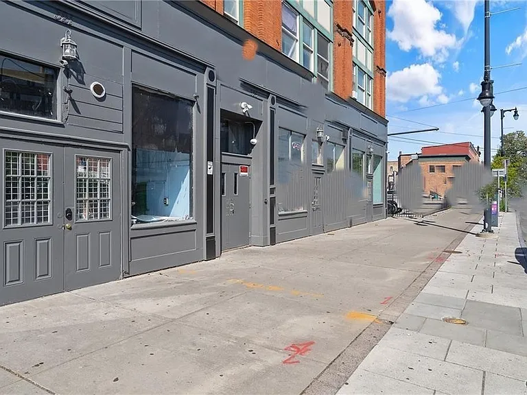 319-25 N Salina St — Photo 2