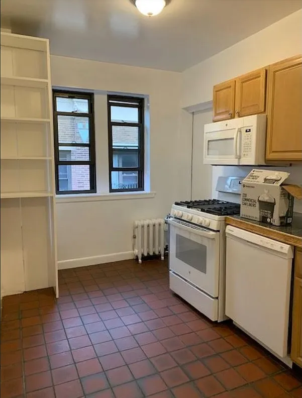 3 bed, 1000 sqft, $6,019 — Photo 4
