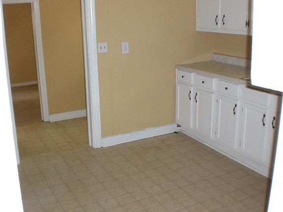 4th image of 2985 Greenwood Ave