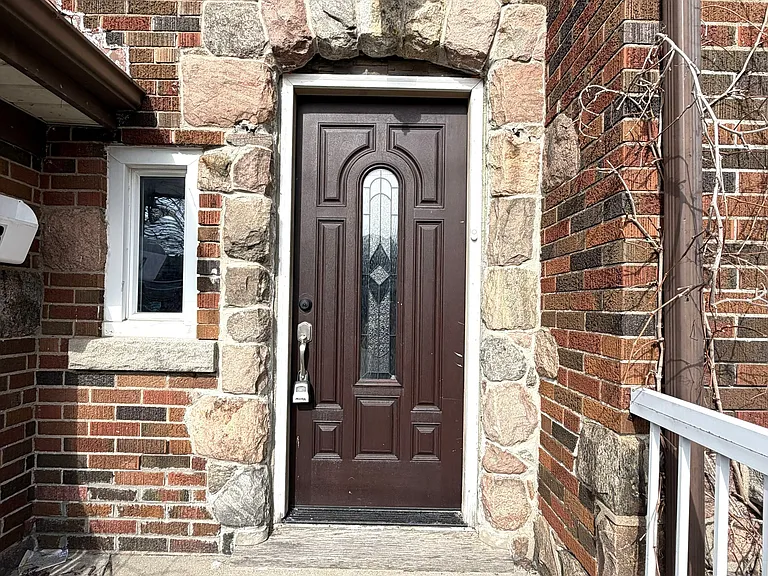 218 Weber St E — Photo 2